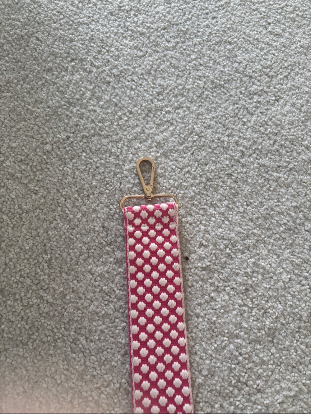 Guitar strap pink and white with gold hardware